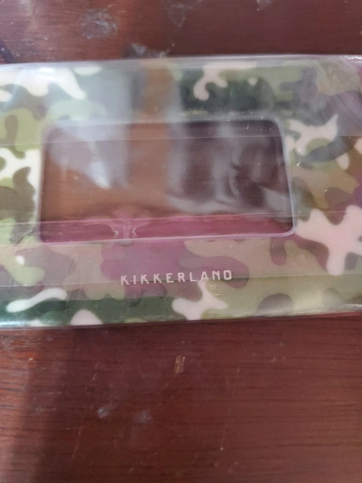 Tarjeta lupa tamaño bolsillo Kikkerland - 3,25" x 2" - camuflaje Foto 3 de 3
