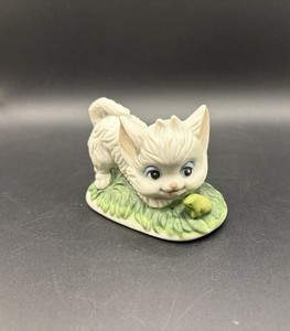 Vintage Bisque Ceramic White Blue Eyed Kitten/Cat Figurine with Frog