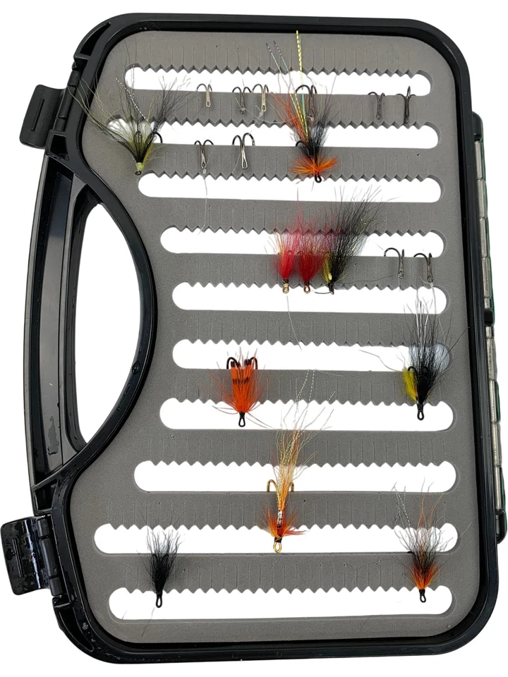 SKB Estuche Impermeable para Pesca con Mosca con 45+ Accesorios Surtidos para Pescadores de Moscas Foto 4 de 4