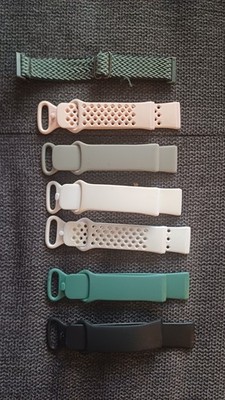 Verschieden Farbige Armbänder Für Fitbit Versa 4 Sowie Ein Ladekabel