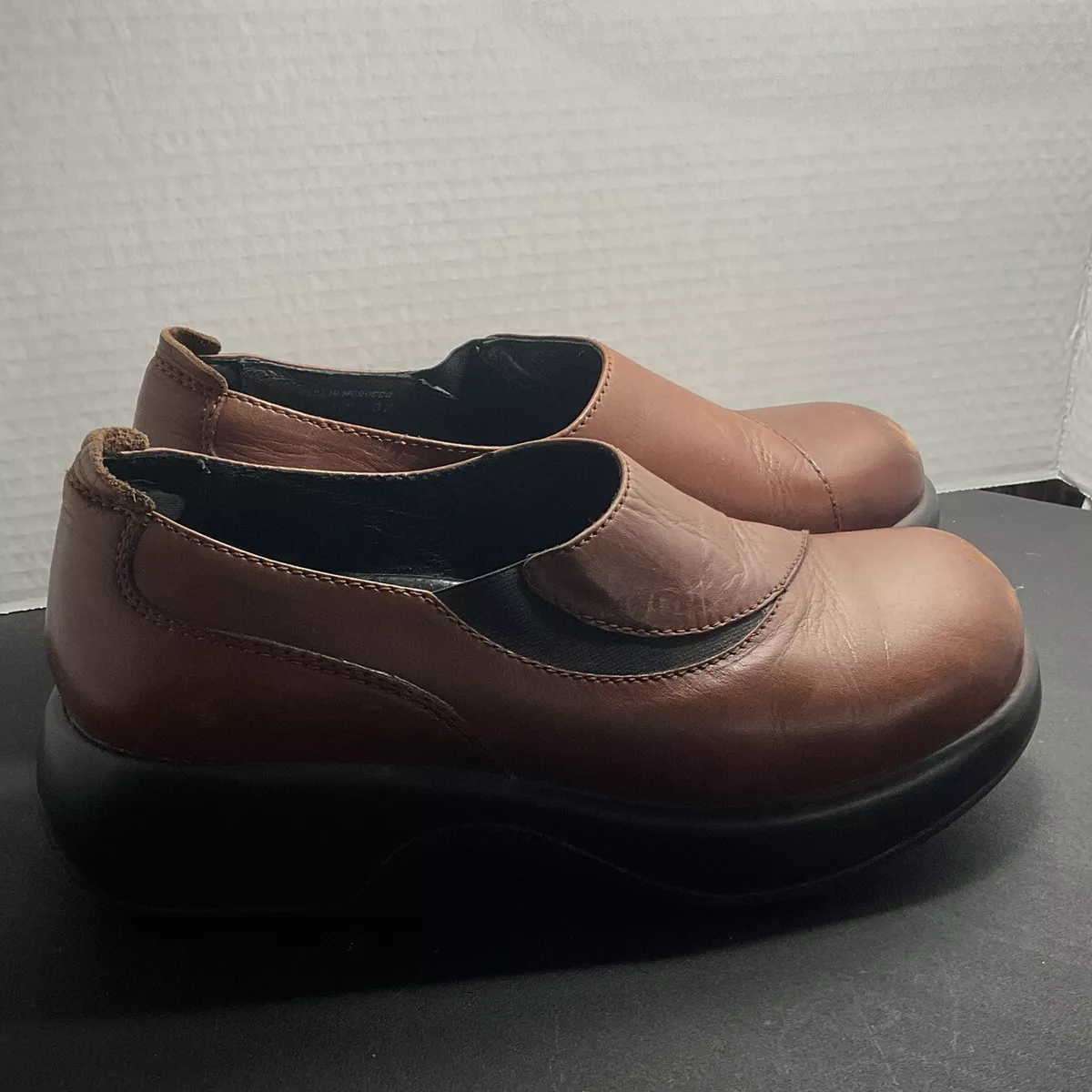 Dansko Size 37 Clogs Brown Leather Size 6.5 US