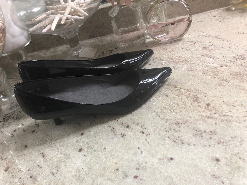 STUART WEITZMAN POCO $365 Negro Patente ELEGANTE GATITO TACONES ZAPATOS DE SALÓN 5,5 M Foto 2 de 4