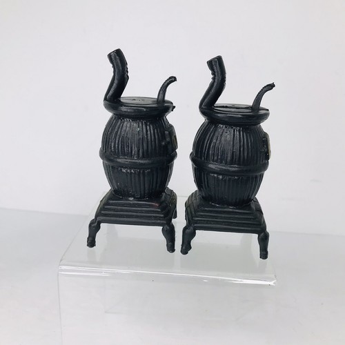 Vintage Black Pot Belly Stove Salt & Pepper Shakers Set Plastic Hong Kong - Picture 2 of 6