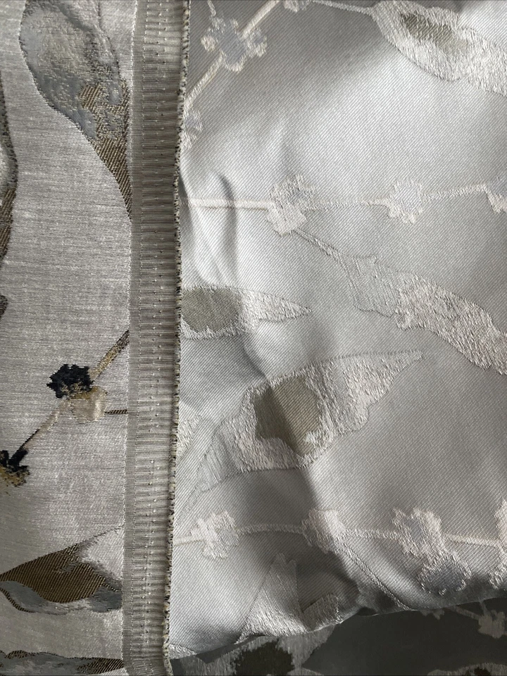 日本灵感缎面面料内饰。 灰色花朵/枝条 2 3/4 码 55 英寸宽 — 第 3/4 张图片