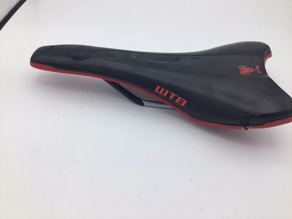 Asiento de sillín WTB 135 riel de acero negro/rojo bicicleta de carretera carrera montaña recorrido MTB B2 Foto 3 de 4