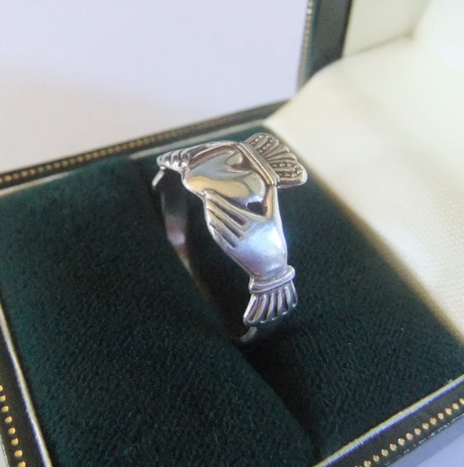 VINTAGE SOLID STERLING SILVER CLADDAGH RING * SIZ… - image 4