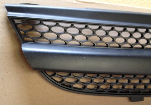 Holden Commodore VZ GRILLE Berlina Calais SVZ Lumina sedan wagon + Holden badge - Picture 2 of 3