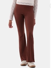 No Boundaries Women's Juniors Ribbed Flare Lettuce Hem Pants Zinfandel