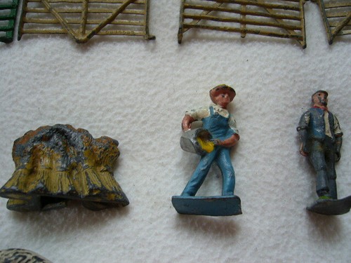 VINTAGE METAL FARM ANIMALS, FENCES FIGURES AND OTHERS. MANY BROKEN AND BATTERED - Picture 7 of 11