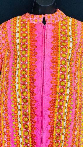 Vintage 1960s colorful pink housecoat robe, floral mod warm lounge quilted NOS - Picture 2 of 9