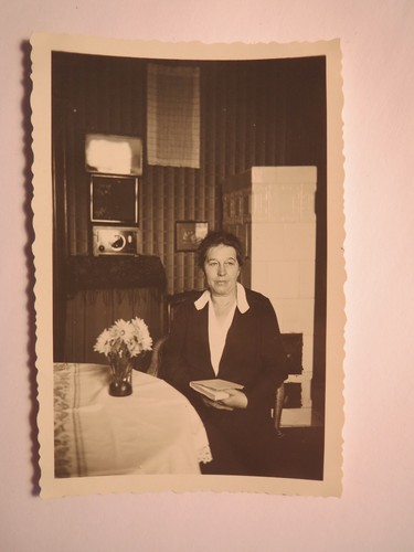 Dezember 1931 - Frau M. Scholz mit Buch in einem Zimmer mit Ofen / Foto
