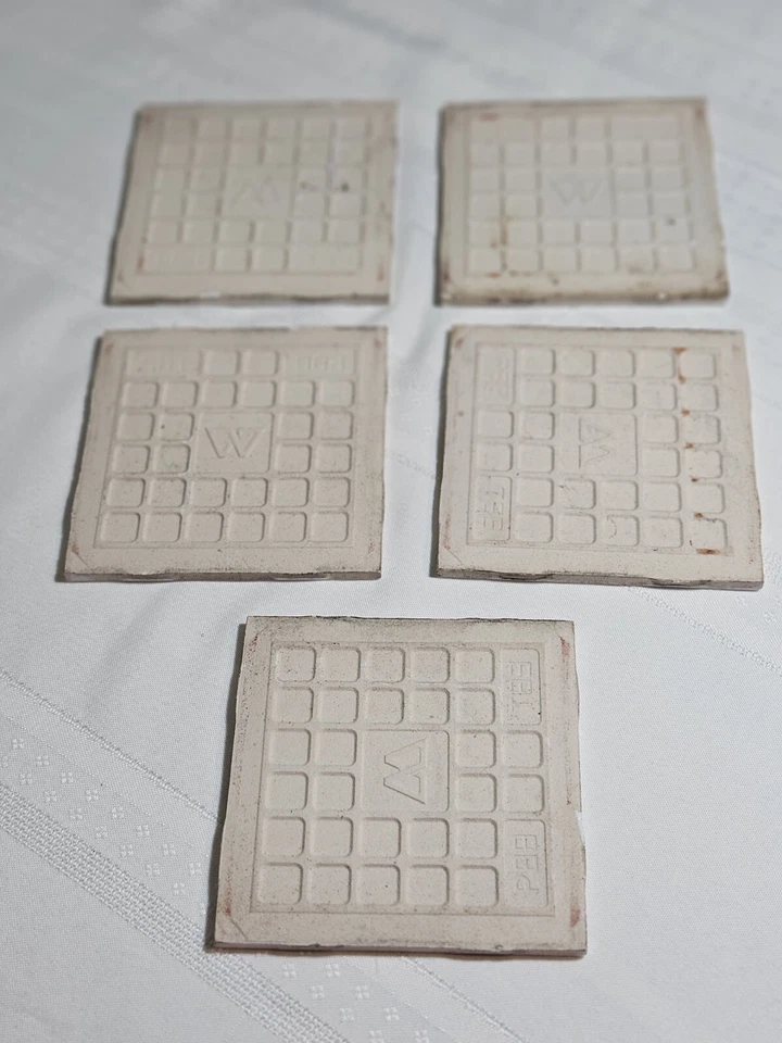 Azulejos cuadrados con números escritos en cada uno de ellos. Foto 2 de 4