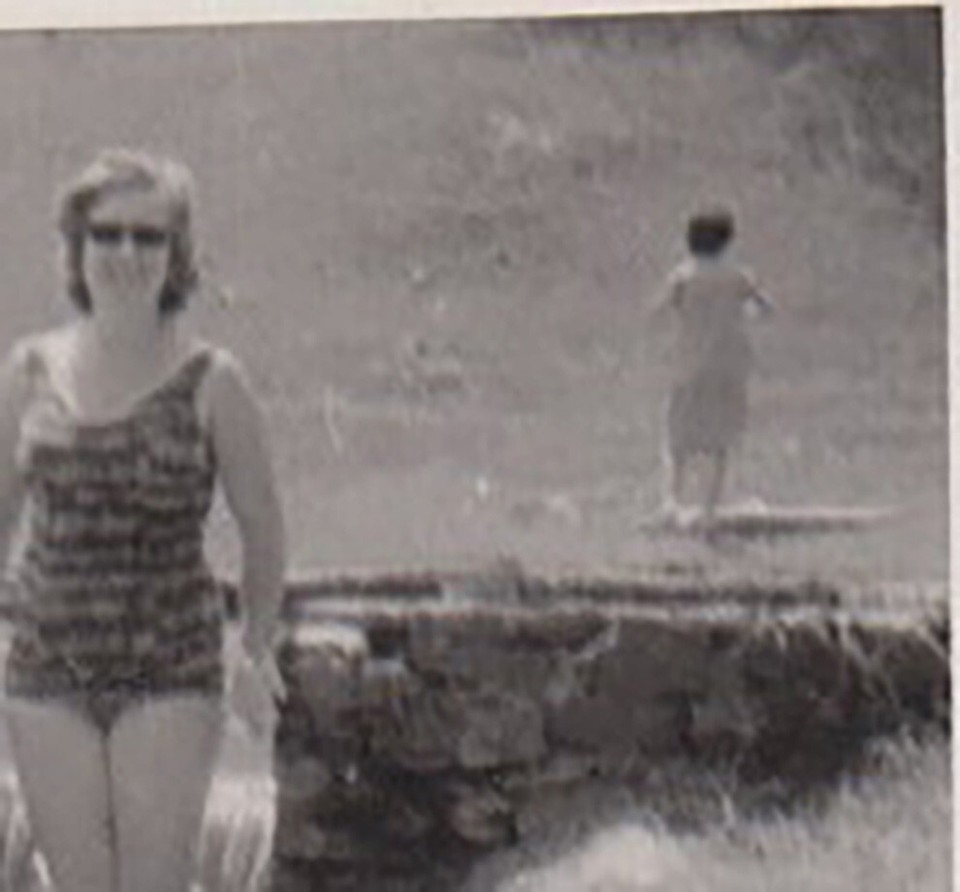 Pretty Attractive Milf Woman Beach Bikini Swimsuit Lady Vintage Photo