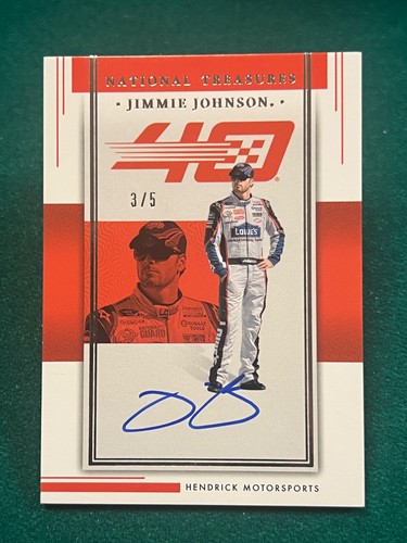 /5 Jimmie Johnson 2024 National Treasures Auto 40 Flaggen auf Karte Hendrick