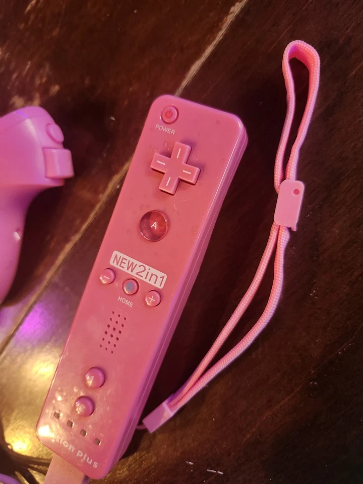 Mando a distancia 2 en 1 Wii Motion Plus + paquete rojo y rosa Nunchuck Nintendo Wii y Wii U Foto 2 de 4