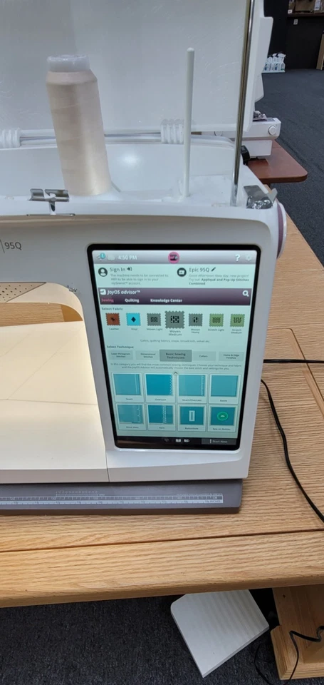 Máquina de coser Husqvarna Viking Epic 95Q - Modelo de piso nuevo/antiguo - 12 horas de costura Foto 2 de 4