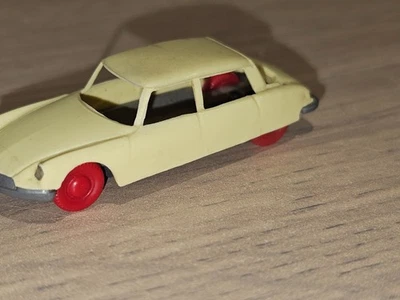 JOUEF FRANCE HO 1/87 CITROEN DS 19 PLASTIQUE JAUNE - Photo 1/4