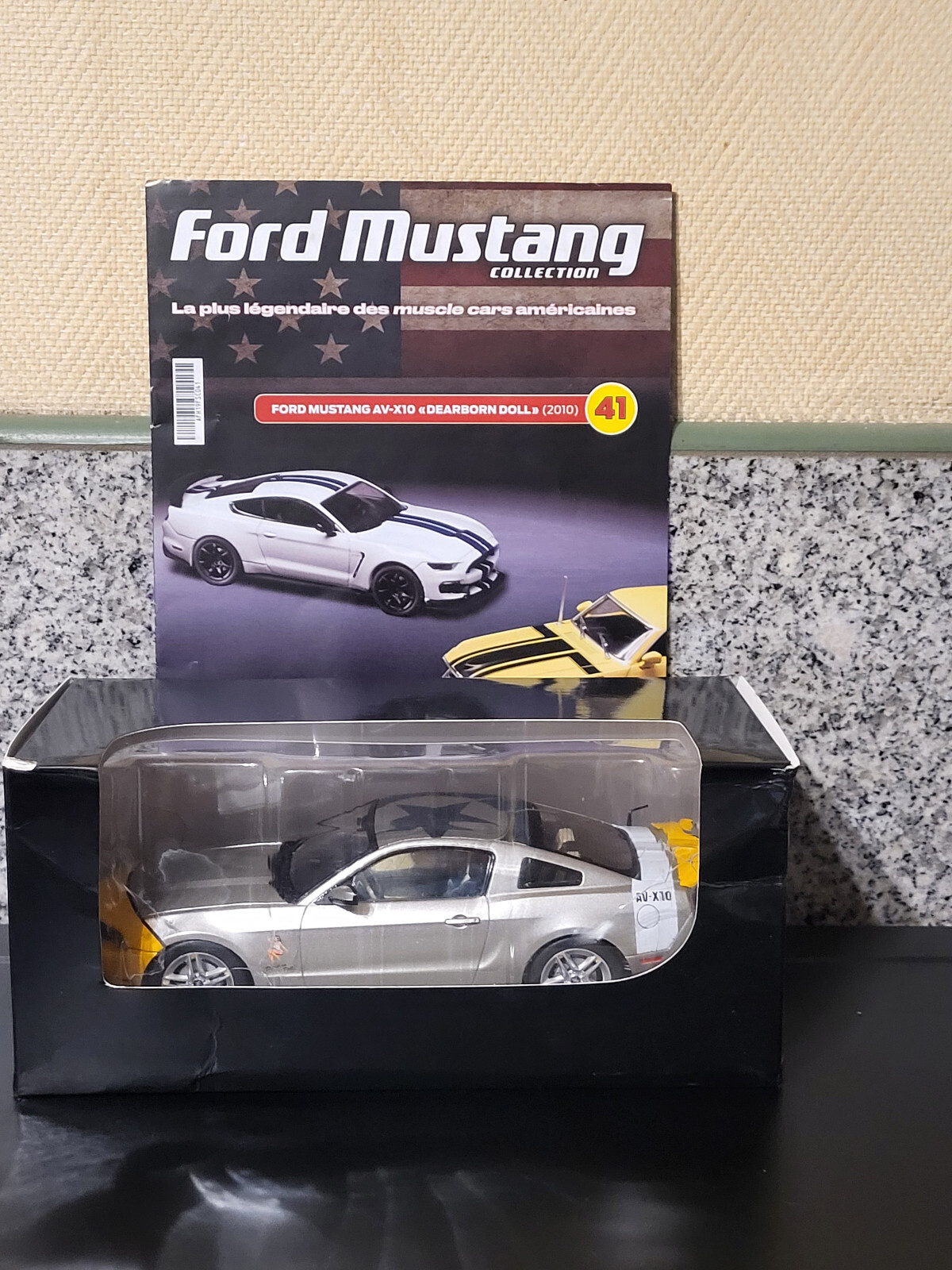 Ford Mustang AV-X10 2010 au 1/24, décorez votre bureau avec cette voiture miniature neuve