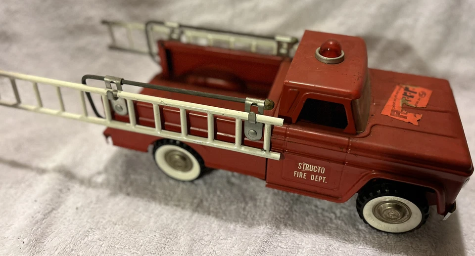 Structo Pressed Steel Structo Fire Dept. Fire Ladder Truck PICK UP TRUCK 1960’s - Image 2 of 4