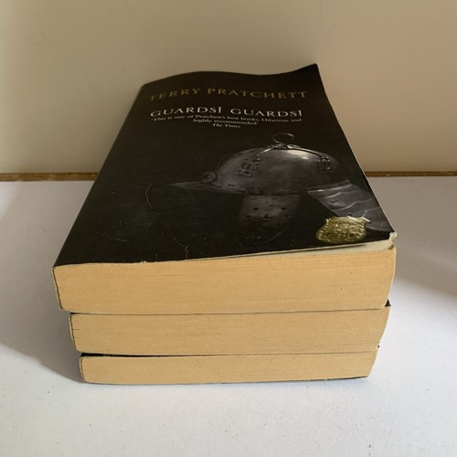 Terry Pratchett Book Bundle x 3 Black Paperback Versions Colour of Magic etc - Picture 4 of 6