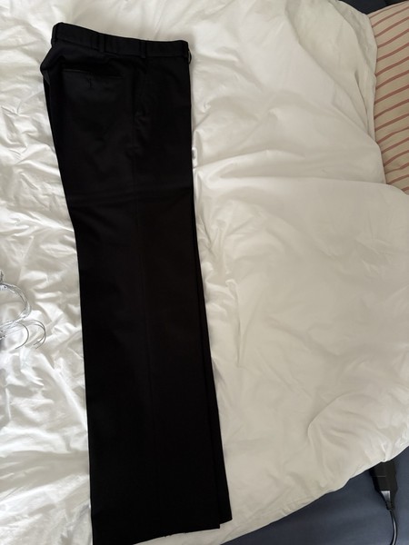 Herren Anzug, Schwarz, mit schwarzen Knöpfe Gr. M , Polyester, Krawatte