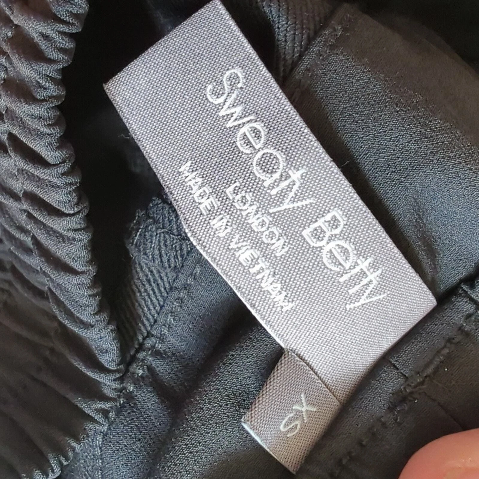 sweaty-betty explore hike workout pockets excellent shorts