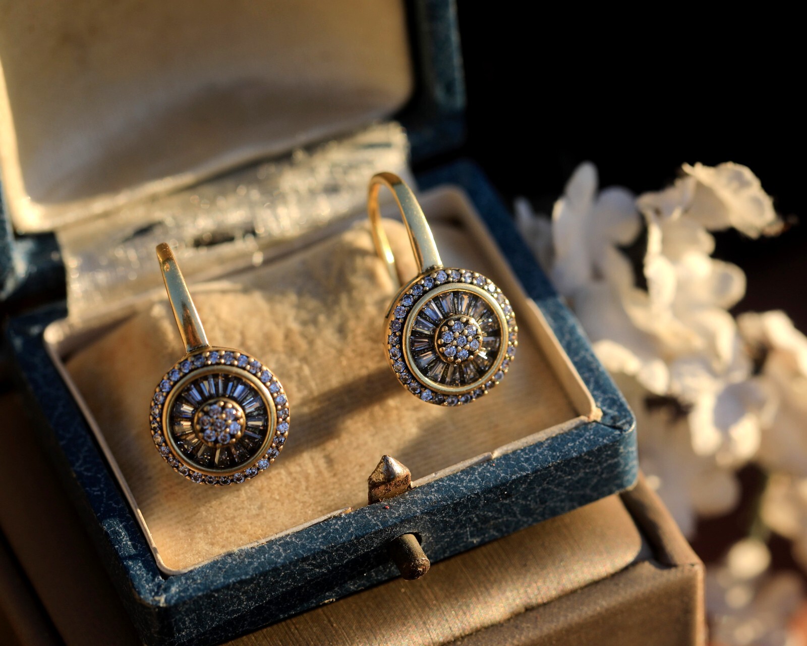 Boucles d'oreilles dorées Art Déco légères et sûres anti-perte pour oreilles percées