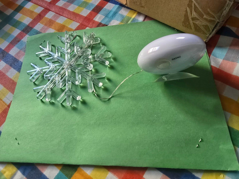 Color changing light snowflake
