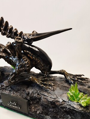 Alien Xenomorph Custom Figurine hand painted 1/8 scale