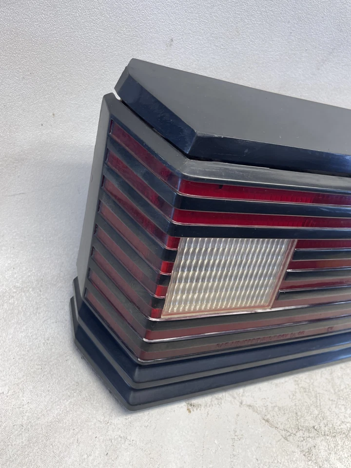 Conjunto de luz trasera de pasajero derecha Mopar 1983-1986 Dodge Daytona con moldura negra OEM Foto 3 de 4