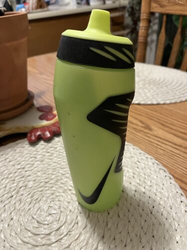 Nike Squeeze Water Bottle - Picture 1 of 2