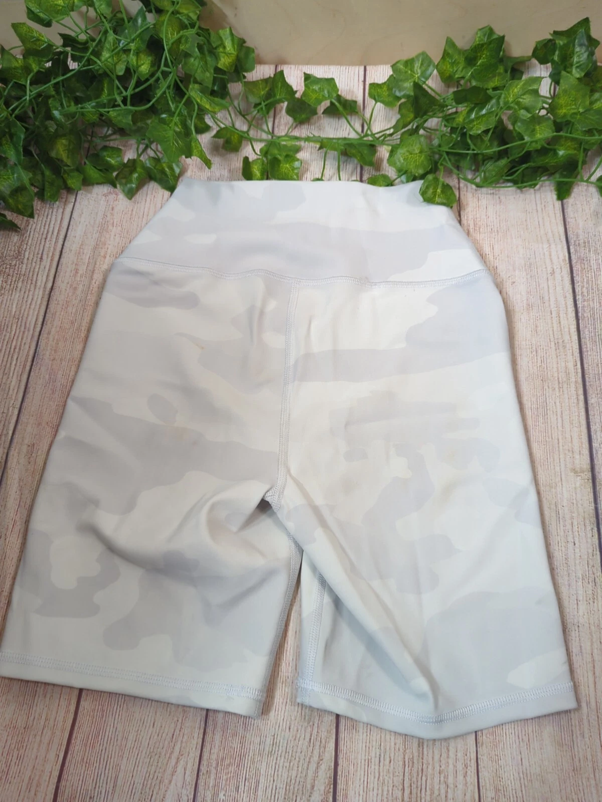 alo-yoga gray camo biker inseam 6 shorts