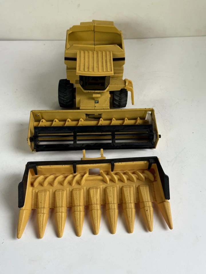 ERTL 1/16 New Holland TR Twin Rotor 97 Combine Farm Toy (10) - Image 2 of 4