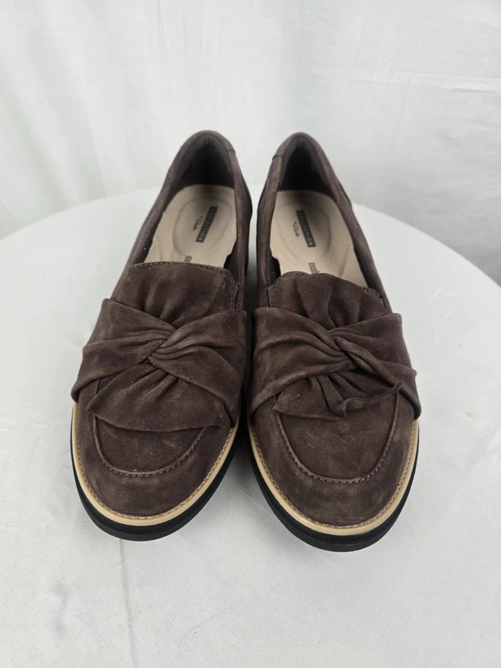 Mocasín para mujer de gamuza marrón oscuro Sharon Dasher colección de Clark's nuevo sin caja Foto 3 de 4