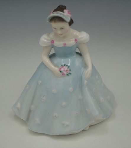 ROYAL DOULTON ENGLAND BONE CHINA BRIDESMAID HN 2196 FIGURINE - Picture 5 of 8