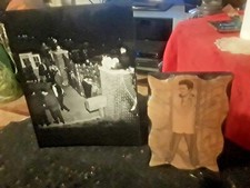 ELVIS  PRESLEY STANDING by GRACELAND HOME GATES  1956   PLAQUE  W PHOTOS   RARE