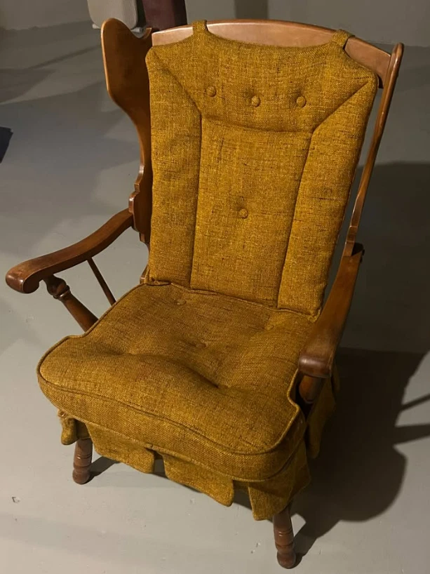 Mecedora deslizante Tell City 1970 vintage cojines amarillos marco de madera Foto 2 de 4