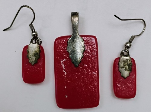 VINTAGE COSTUME JEWELRY SET Pendant & Earrings Red Resin Silver Tone Clasp Hooks - 第 3/7 張圖片