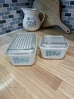 2 PYREX TURQUOISE AMISH BUTTERPRINT REFRIGERATOR DISHES WITH LIDS