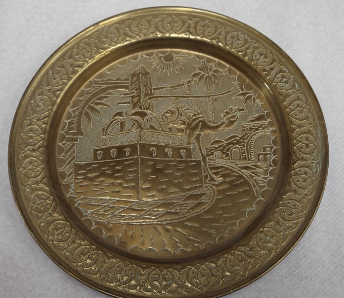 BONITO PLATO DE LATON REPUJADO PARA COLGAR CON MOTIVOS ARABES, 25 CM DE DIAMETRO