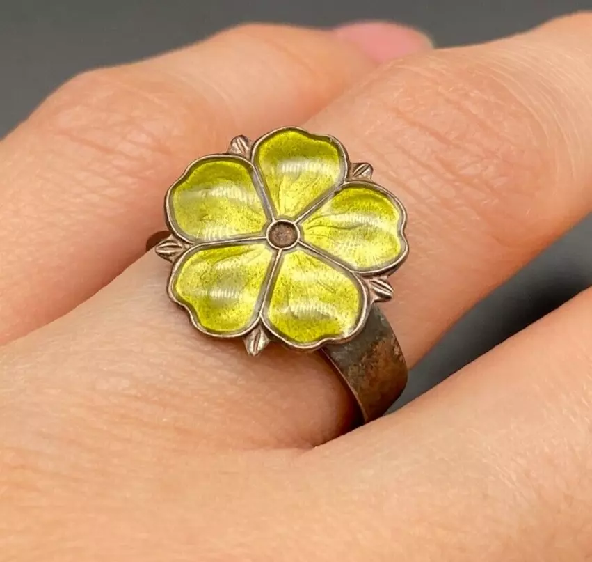 Clover clearance leaf ring