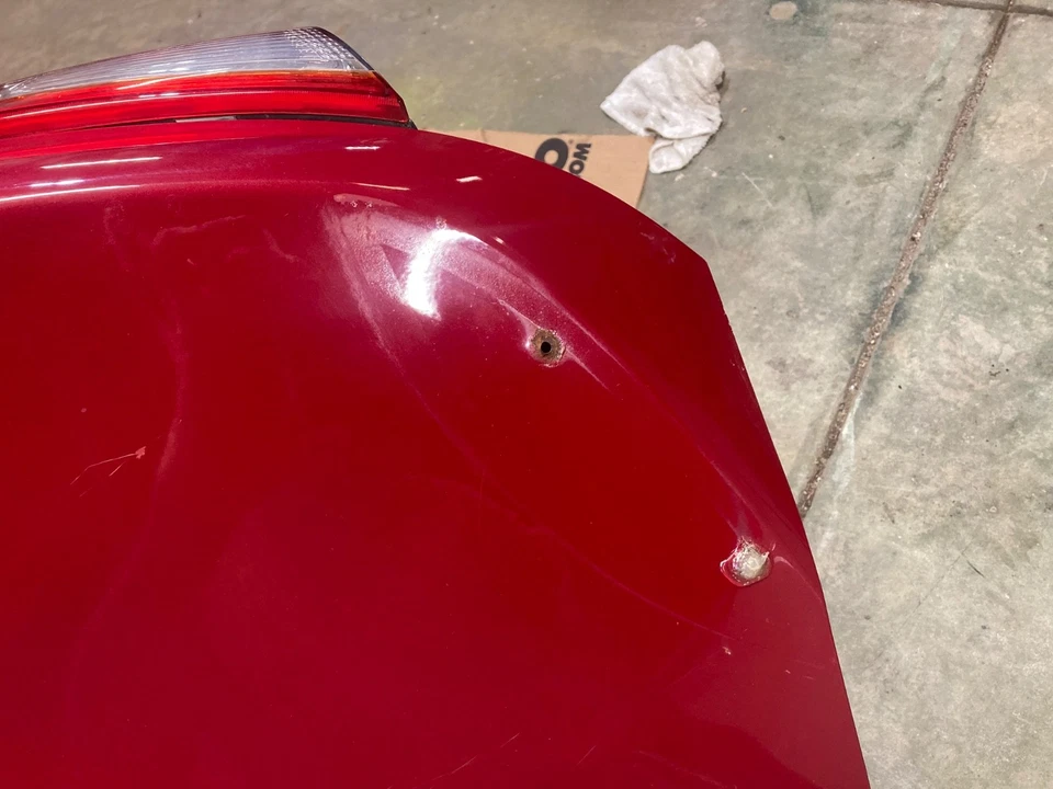 Tapa de maletero Kia Forte 2014 - rojo, con lentes y molduras Foto 3 de 4