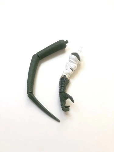 Brazo derecho (Spider-Punk) y cola (Gwenpool) de Marvel Legends Lizard BAF