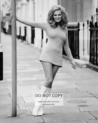 JULIE EGE NORWEGIAN ACTRESS AND MODEL - 8X10 PUBLICITY PHOTO (MW387)