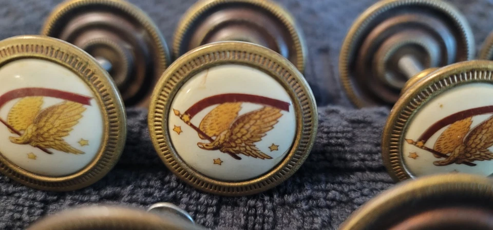 Tiradores de colección Hitchcock "Águila en vuelo con pancarta y estrellas" - Juego de 12 Foto 4 de 4