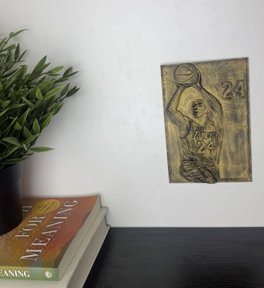 Escultura de arte de pared personalizada Kobe Bryant dorado 4” X 6” negra Mamba Lakers 3d NBA Foto 2 de 4