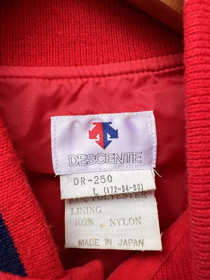 Chaqueta de Pista Universitaria Descente Stadium Unisex Roja Preppy Grande Hombres Mujeres Foto 3 de 4