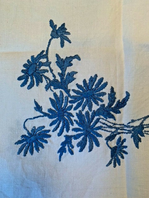 BEAUTIFUL VINTAGE/ANTIQUE LINEN HAND EMBROIDERED TABLECLOTH BLUE & WHITE FLOWERS BEAUTIFUL VINTAGE/ANTIQUE LINEN HAND EMBROIDERED TABLECLOTH BLUE & WHITE FLOWERS