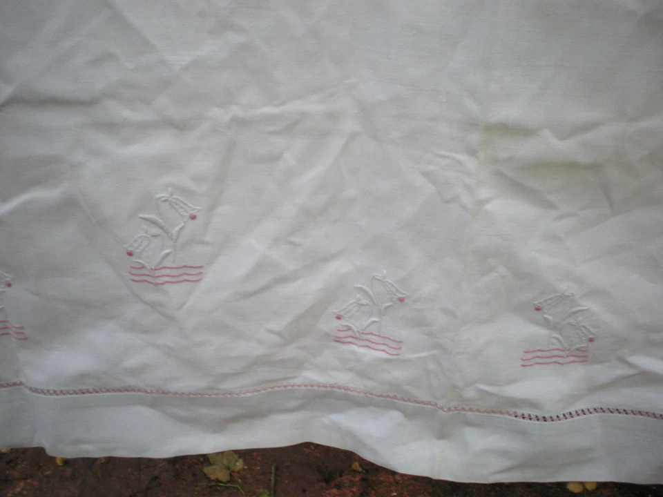 une parure de bébé des années 1950 drap+taie brodée au bord 113x87cm - Photo 4/4