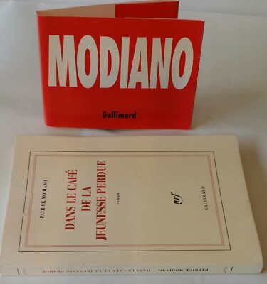 *Dans Le Cafe De La Jeunesse Perdue Patrick Modiano 2007 PB French Language 6766